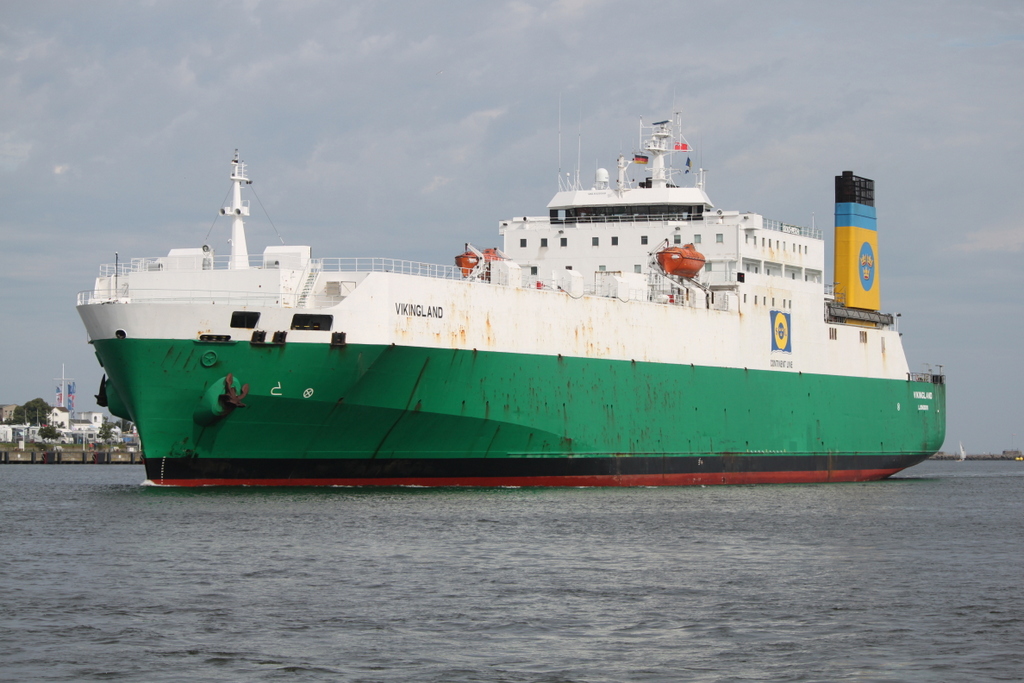 Der Ro-Ro-Frachter  VIKINGLAND von Hanko nach Rostock-Überseehafen beim einlaufen in Warnemünde.10.07.2016