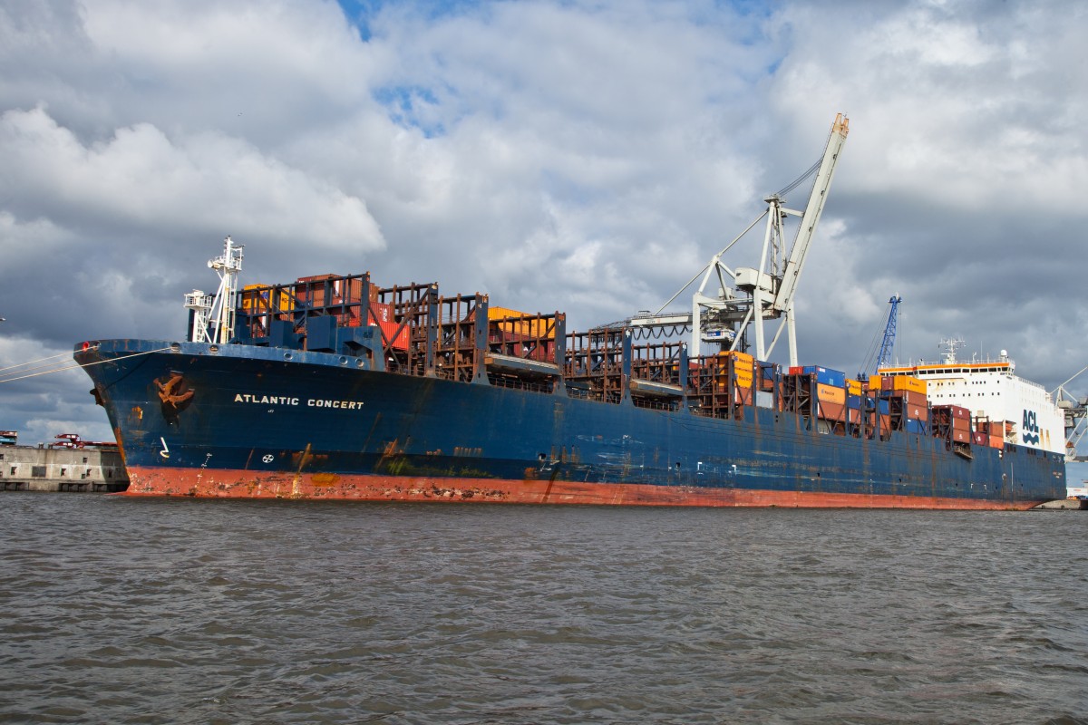 Der Ro-Ro/Container Carrier  Atlantic Concert  IMO:8214164, der ACL Reederei,
im Hamburger Hafen am 20.06.2015...