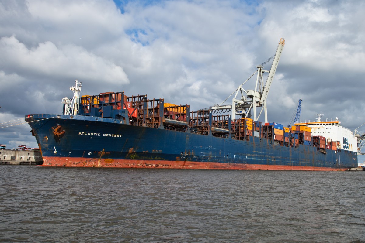 Der Ro-Ro/Container Carrier  Atlantic Concert  IMO:8214164, der ACL Reederei,
im Hamburger Hafen am 20.06.2015...