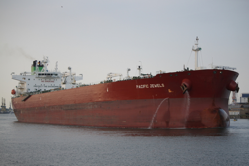 Der Rohöltanker Pacific Jewels auf dem Seeweg von Rostock-Überseehafen nach Goeteborg beim Auslaufen um 06:51 Uhr in Warnemünde.24.05.2019