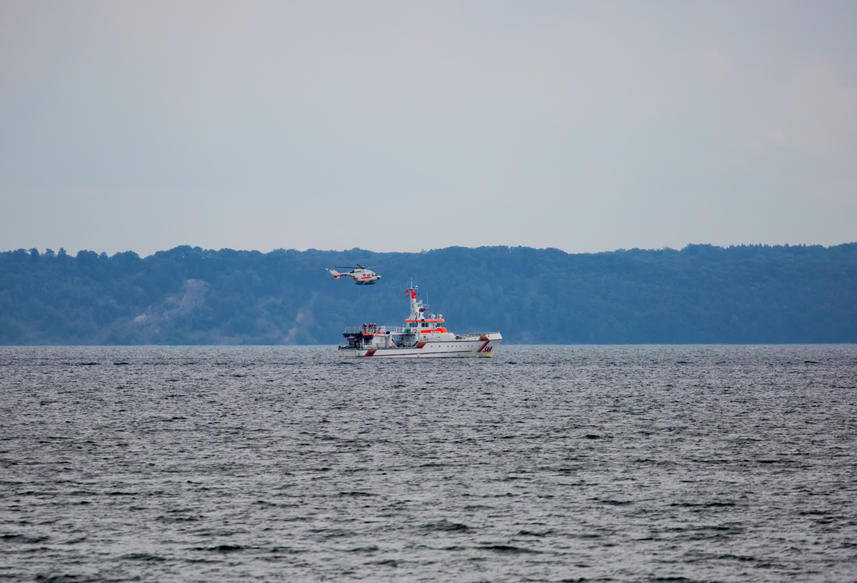 Der in Sassnitz stationierte Seenotkreuzer HARRO KOEBKE wird von einem Rettungshubschrauber angeflogen. - 30.07.2016