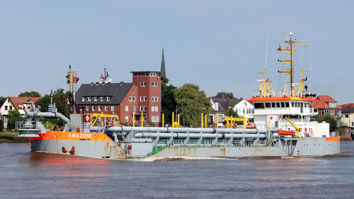 Der Saugbagger Amazone am 15.08.2013 vor Brake auf der weser.