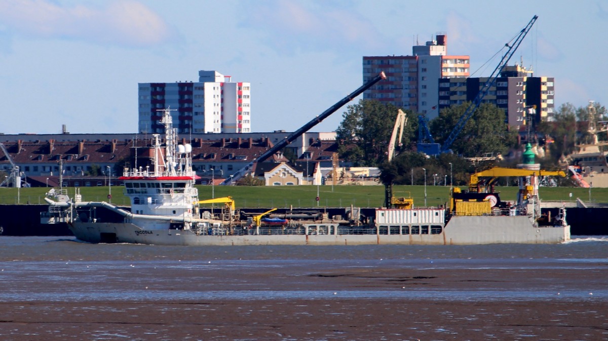 Der Saugbagger Taccola am 11.07.2013 vor Bremerhaven.