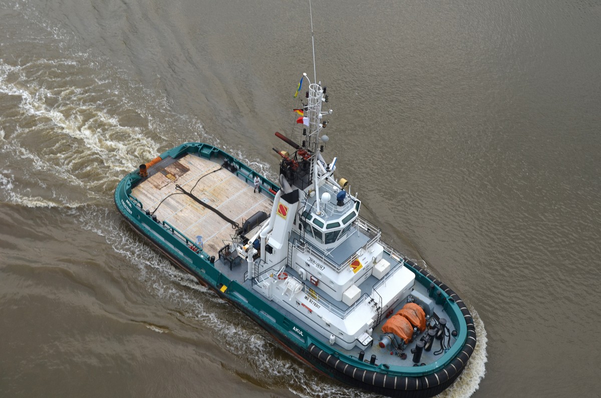 Der Schlepper Akul IMO-Nummer:9279317 Flagge:St. Vincent und die Grenadinen Lnge:32.0m Breite:12.0m Baujahr:2003 Bauwerft:Damen Shipyard Gorinchem,Gorinchem Niederlande aufgenommen am 07.09.13 im Nord-Ostsee-Kanal an der Hochbrcke Grnental. 