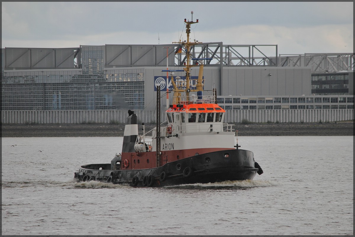 Der Schlepper  ARION  fhrt am 21.09.2013 nahe Blankenese seinem nchsten Einsatz entgegen.