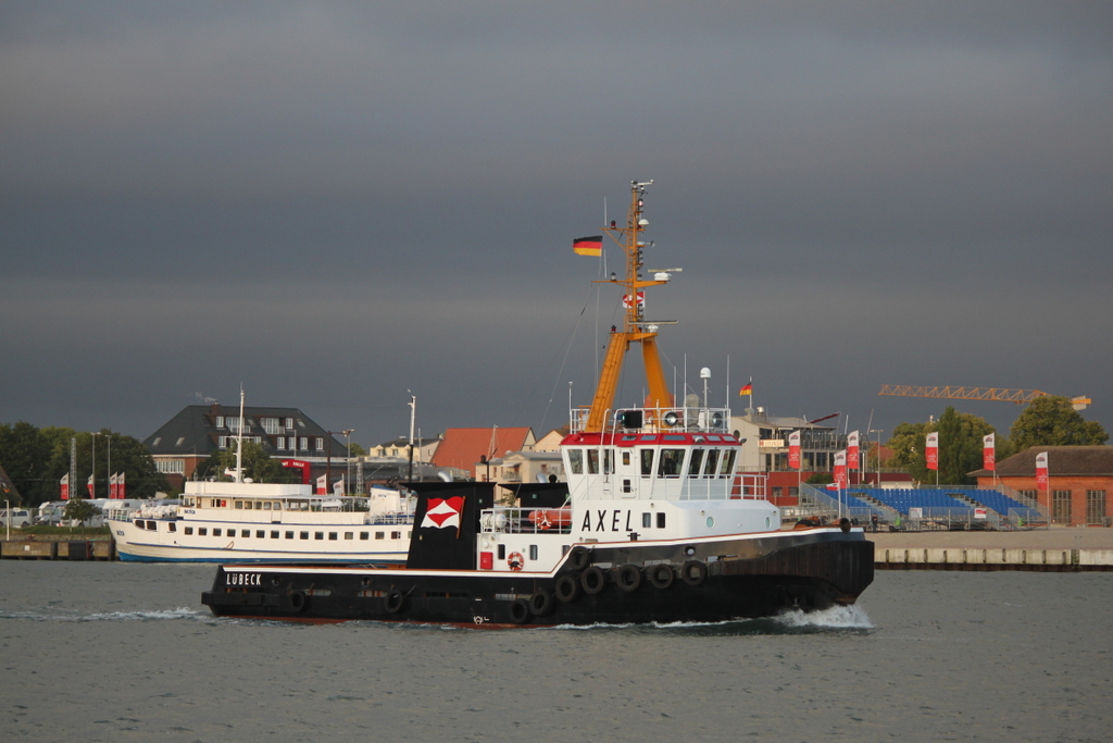 Der Schlepper Axel am Morgen des 28.06.2019 in Warnemünde