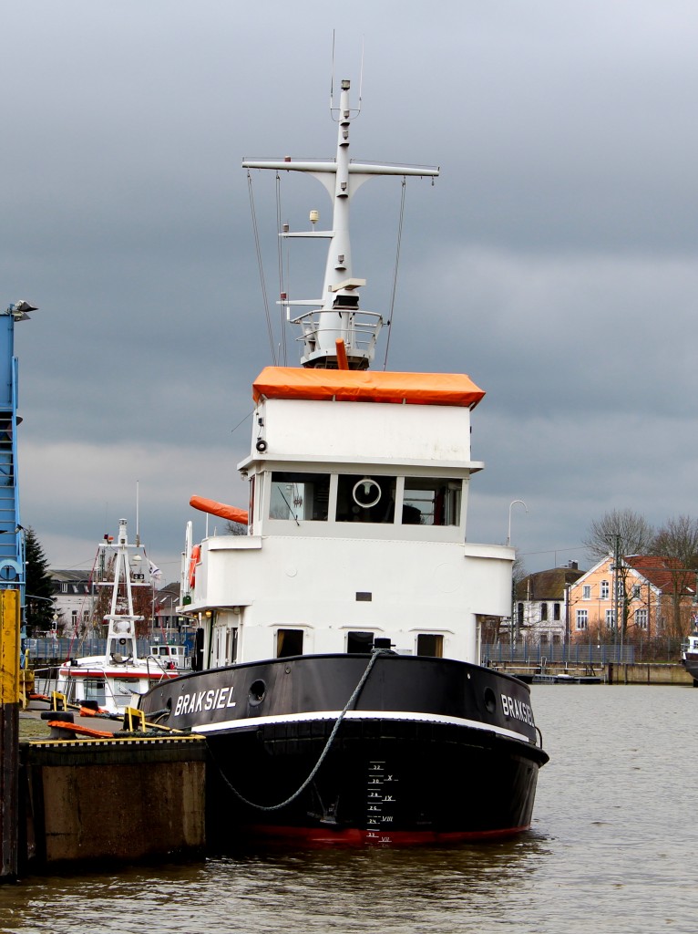 Der Schlepper Braksiel am 21.02.2014 im Binnenhafen von Brake.