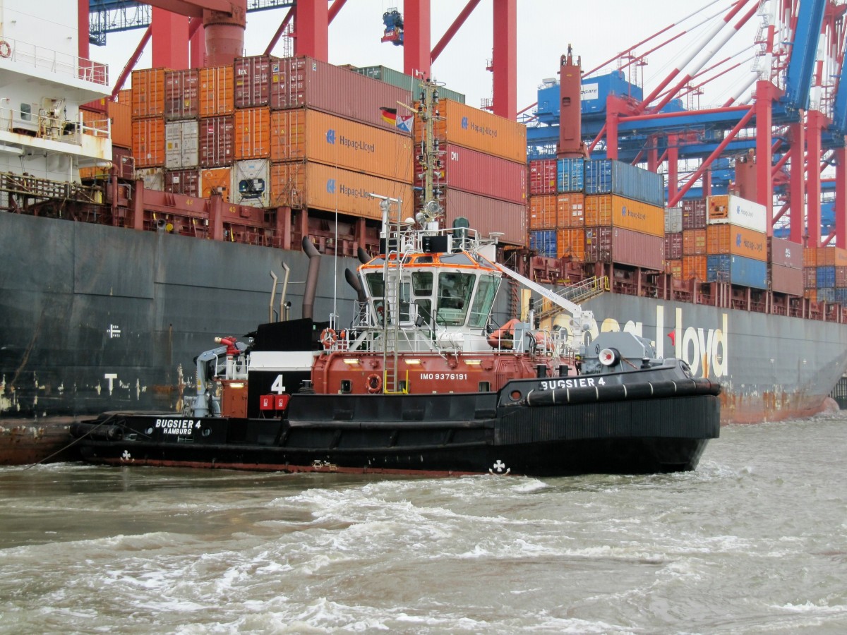 Der Schlepper Bugsier 4 (IMO 9376191 , 40 x 11m) drückte am 24.10.2015 die Charleston Express (IMO 9243162) gegen die Kaje in Bremerhaven damit die Festmacher das Containerschiff richtig fixieren können.