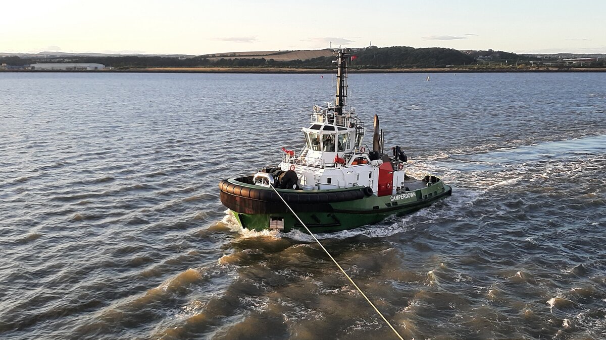 Der Schlepper  Camperdown  IMO 9974905 am 30.07.26 im Hafen von Rosyth am Firth of Forth an Schottlands Ostk�ste. Das Schiff wurde im Jahr 2024 gebaut und f�hrt unter der Flagge des Vereinigten K�nigreiches.