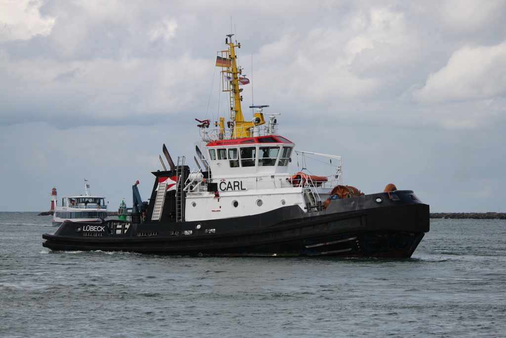 Der Schlepper Carl am 03.05.2019 in Warnemünde.