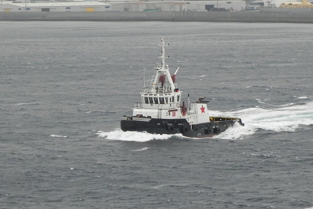 Der Schlepper  CITTA DI SAVONA , IMO 9129897, am 13.10.2016 im Hafen von Savona, einem der bedeutensten Kreuzfahrthäfen Italiens. Hier hat die bekannte italienische Kreuzfahrtreederei COSTA ihren Heimathafen.