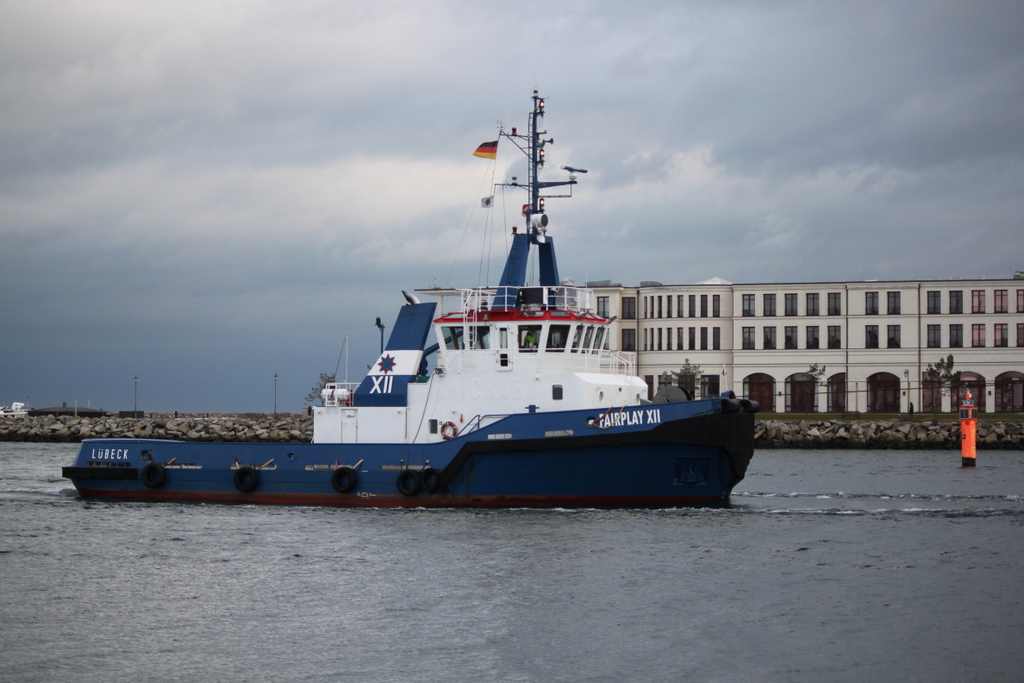 Der Schlepper FAIRPLAY XII am Morgen des 09.02.2019 in Warnemünde 