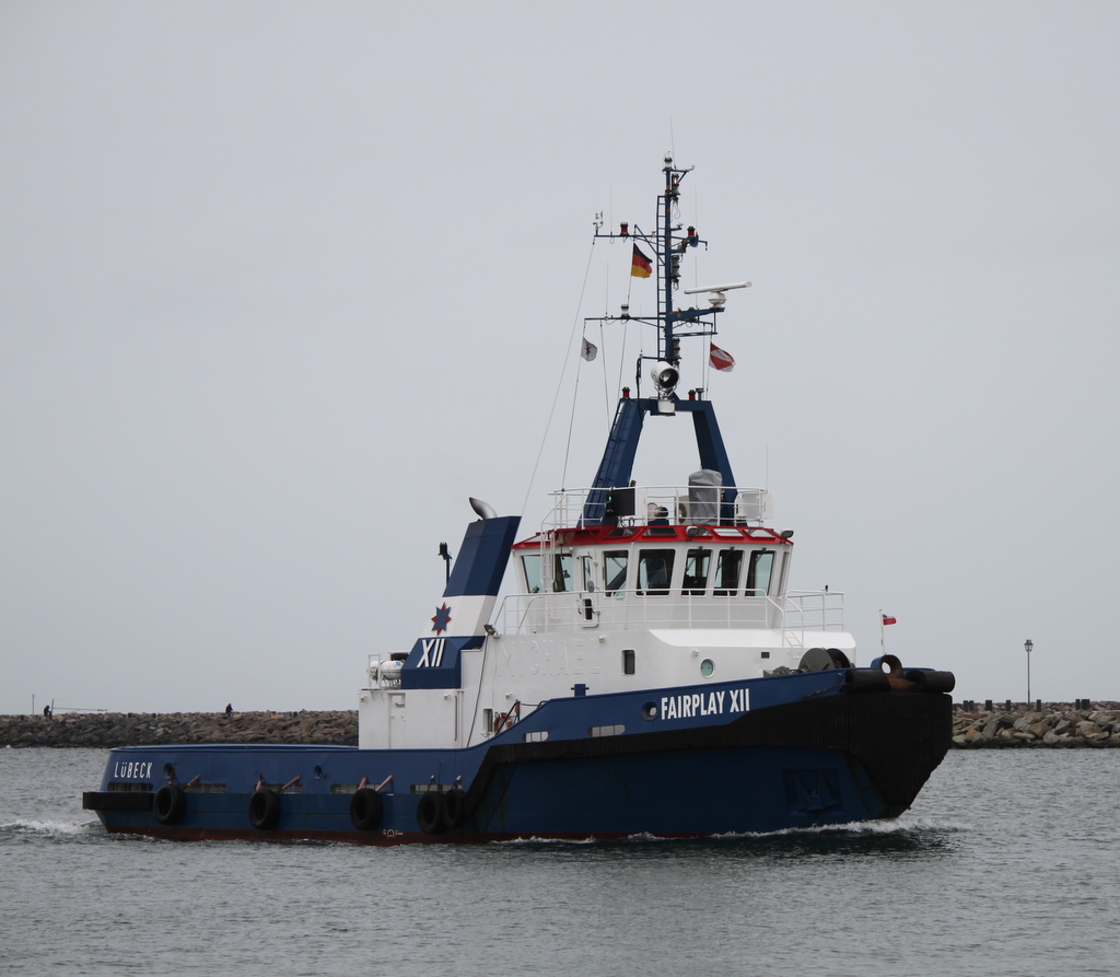 Der Schlepper FAIRPLAY XII  auf dem Seeweg von Wismar nach Rostock beim Einlaufen um 12:56 Uhr in Warnemünde.16.03.2019