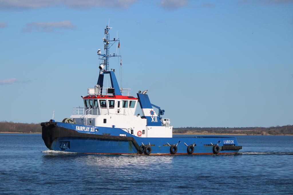 Der Schlepper FAIRPLAY XII auf seiner Fahrt von Rostock-Überseehafen nach Lübeck am Mittag des 14.03.2020 im Rostocker Seehafen