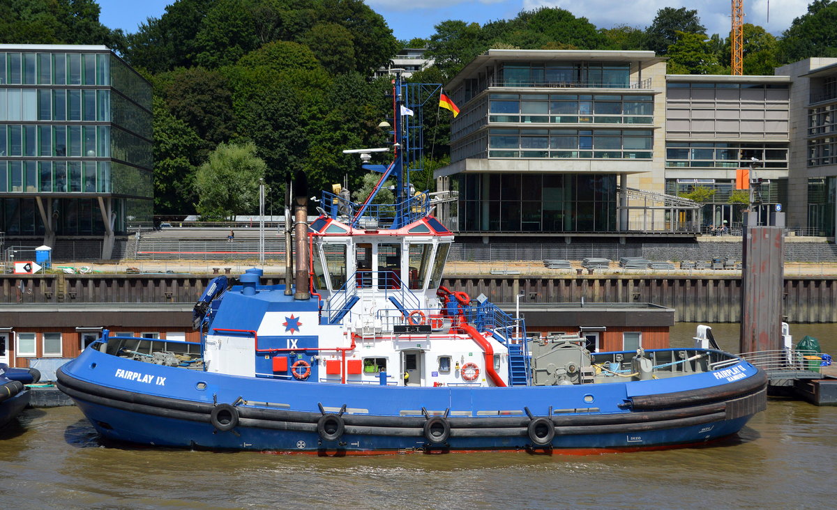 Der Schlepper Name: FAIRPLAY IX der Reederei FAIRPLAY Schleppdampfschiffs-Reederei Richard Borchard GmbH Baujahr: 2015 Länge: 29,67 m Breite: 14,00 m Tiefgang: 6,30 m Maschinenleistung: 4480 KW Geschwindigkeit: 12,50 Kn Pfahlzug: 90 t pausiert am 20.07.20 Hamburger Hafen.