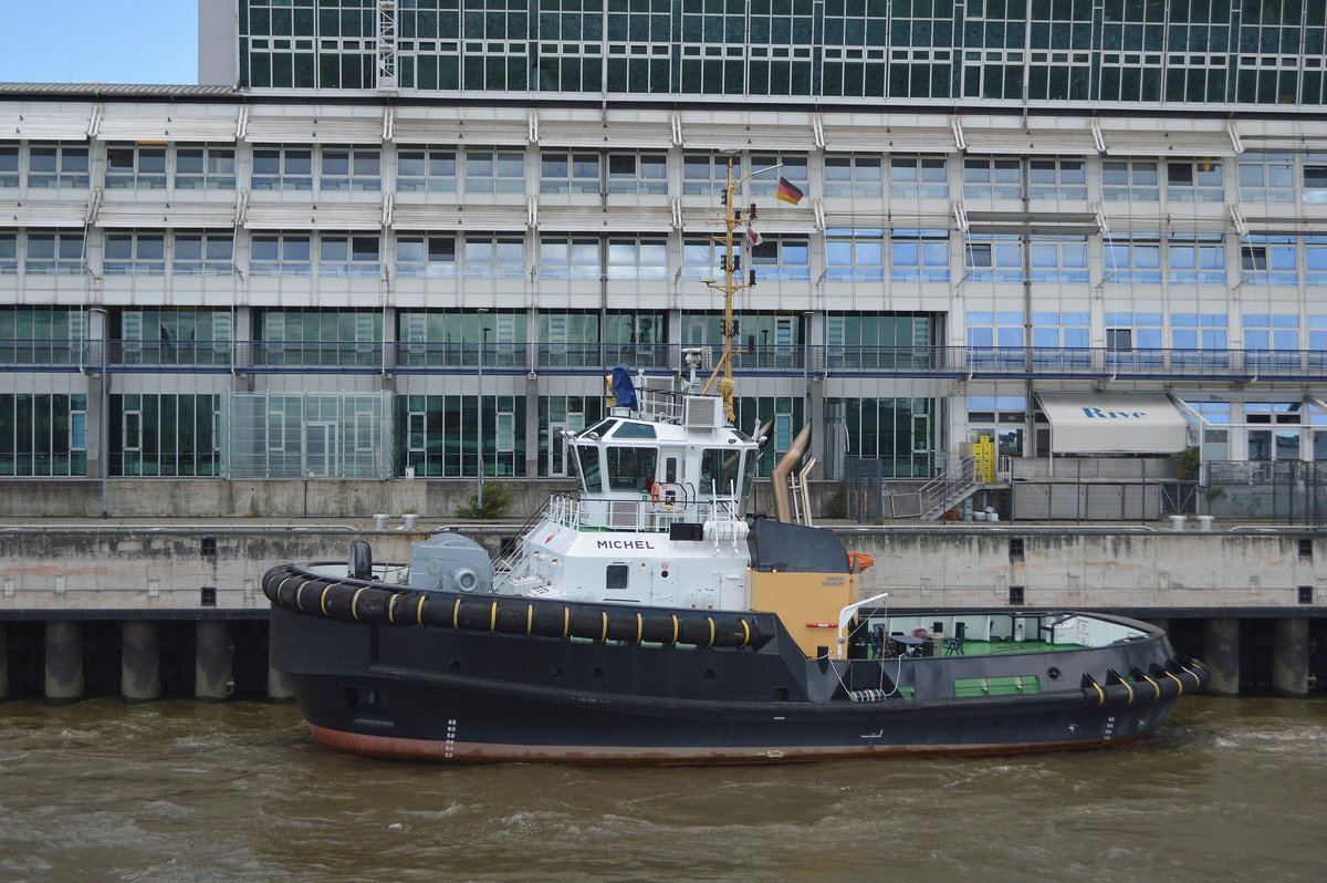 Der Schlepper Name: MICHEL der Reederei Petersen & Alpers GmbH & Co. KG Länge: 29,10 m Breite: 13,50 m Tiefgang: 5,50 M Maschinenleistung: 5050 KW Geschwindigkeit: 13,10 Kn Pfahlzug: 80 t pausiert am 20.07.20 Hamburger Hafen. 