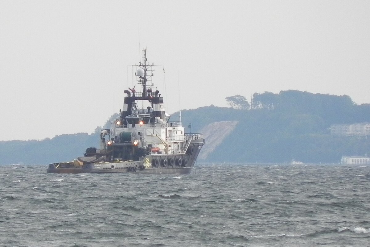 Der Schlepper  PEGASUS , IMO 9433743, am 01.10.2021 auf Reede vor Mukran / Rügen. Der 50m lange Ankerziehschlepper (Anchor Handling Tug) wurde im Jahr 2009 von der Mützelfeldtwerft GmbH in Cuxhaven gebaut und fährt unter der Flagge von Antigua & Barbuda.

