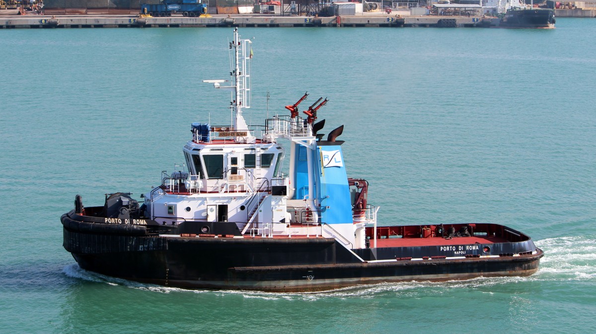 Der Schlepper Porto di Roma am 26.10.2013 im Hafen von Civitavecchia