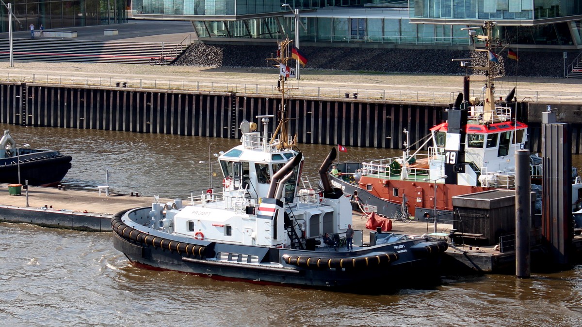 Der Schlepper Prompt am 17.07.2014 vor Hamburg auf der Elbe. 