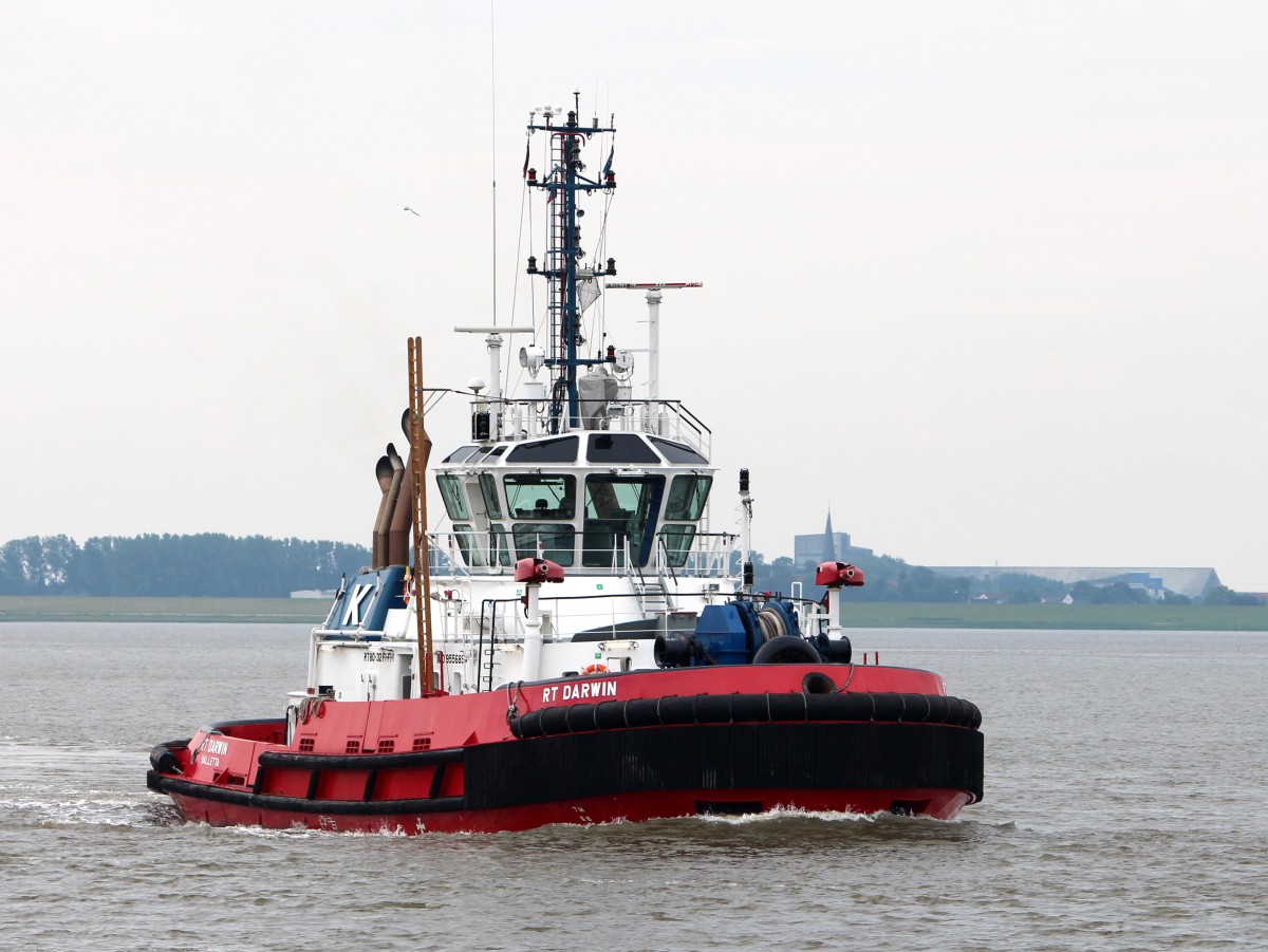 Der Schlepper RT Darwin am o3.07.2013 bei der Einfahrt in die Nordschleuse von Bremerhaven.