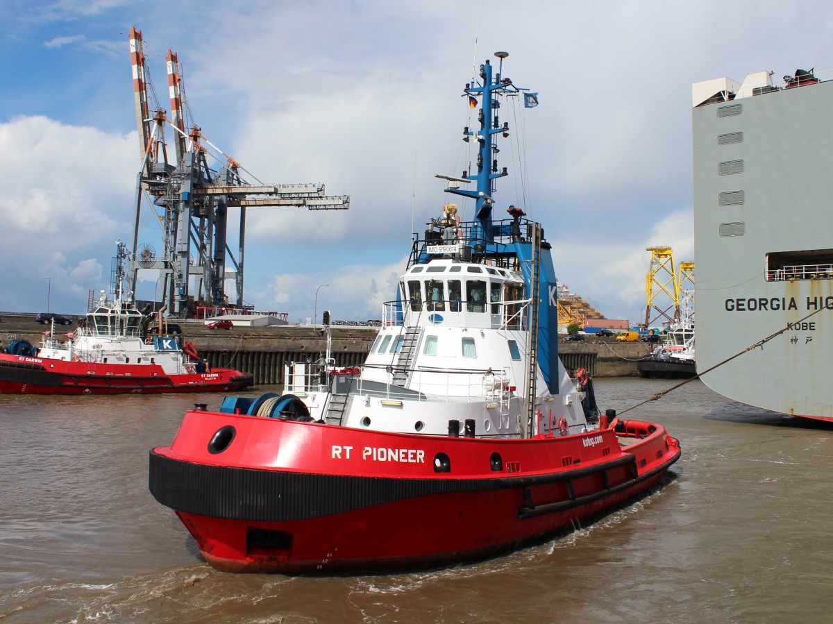 Der Schlepper RT Pioneer am 13.08.2013 in Bremerhaven vor der Nordschleuse.