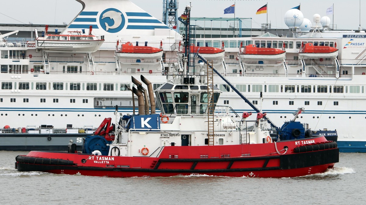 Der Schlepper RT Tasman am 15.08.2013 in Bremerhaven vor der Delpin.
