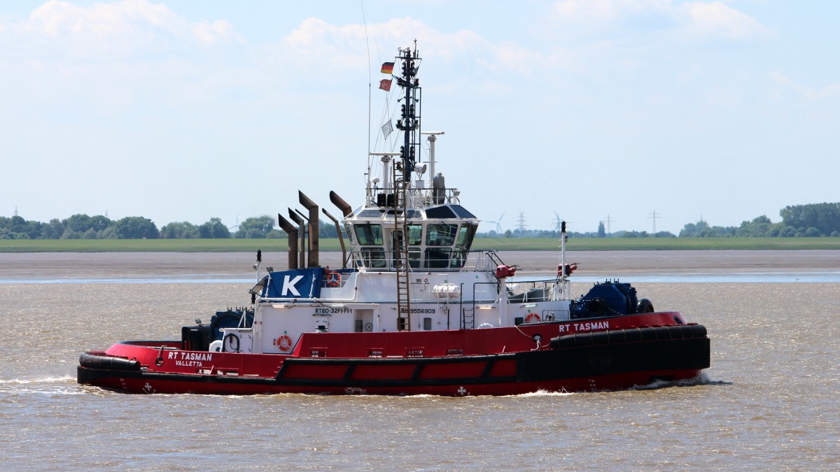 Der Schlepper RT Tasman am 06.06.2014 auf der Weser vor Bremerhaven.