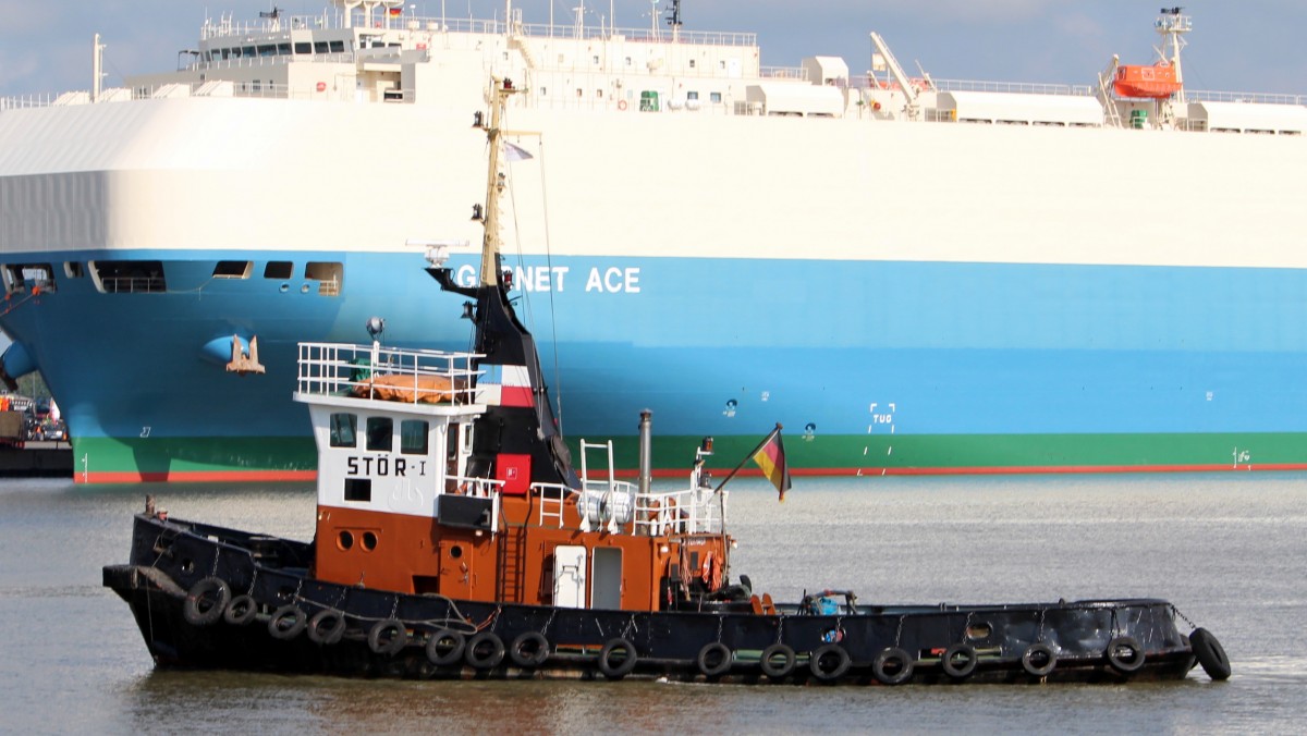 Der Schlepper Stör am 18.09.2013 im Hafen von Bremerhaven.