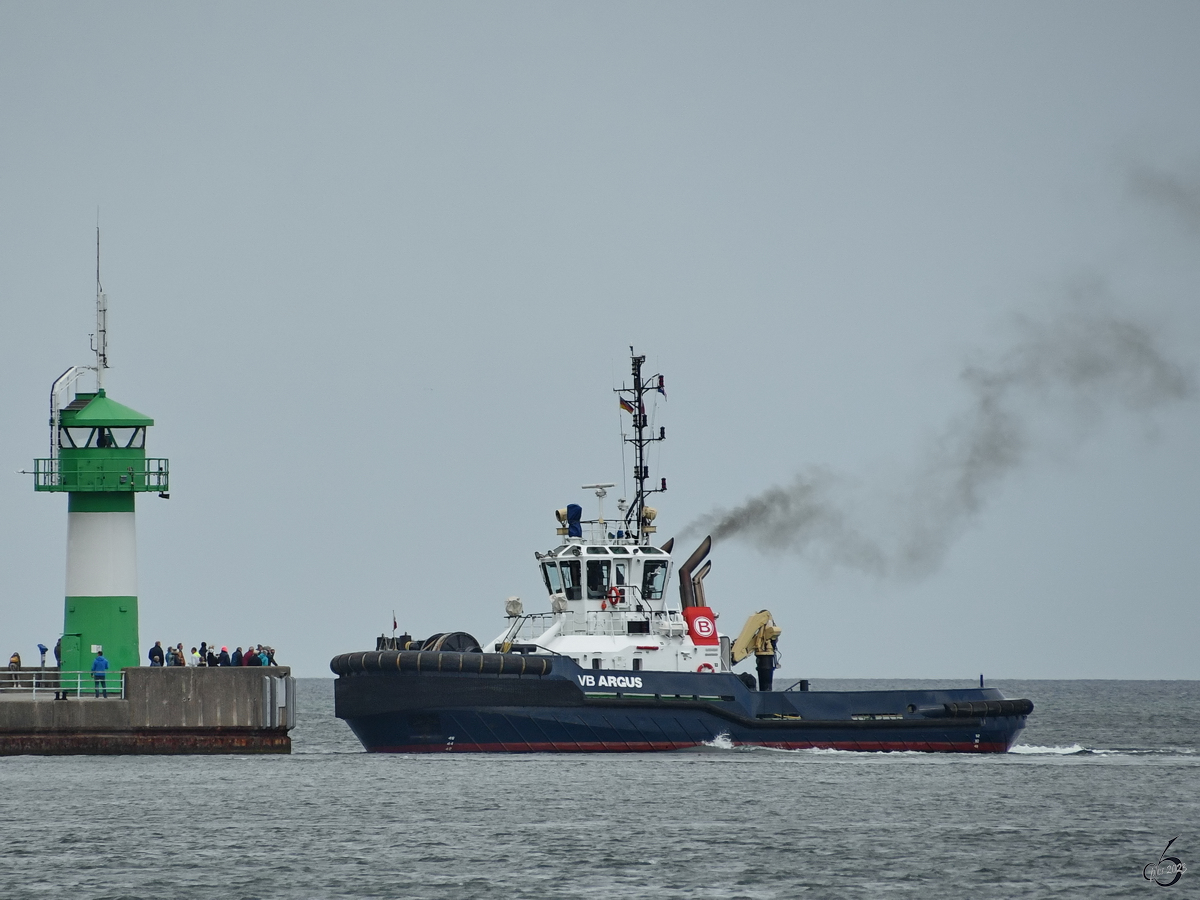 Der Schlepper VB ARGUS (IMO: 9600762) machte Anfang Mai 2023 vor der Hafenpromenade in Travemünde einen U-Turn.