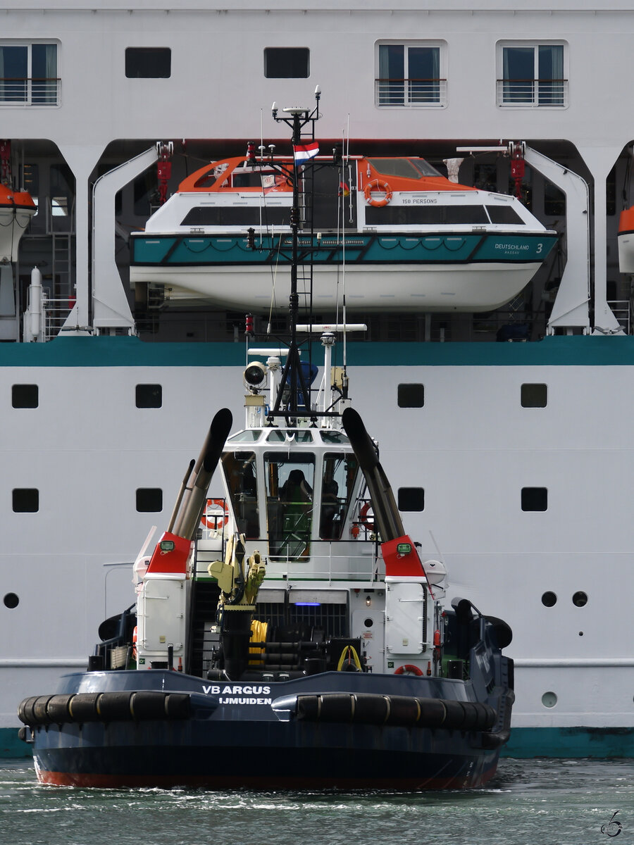 Der Schlepper VB ARGUS (IMO: 9600762) schiebt die MS Deutschland in die endgültige  Parkposition . (Travemünde, Mai 2023)