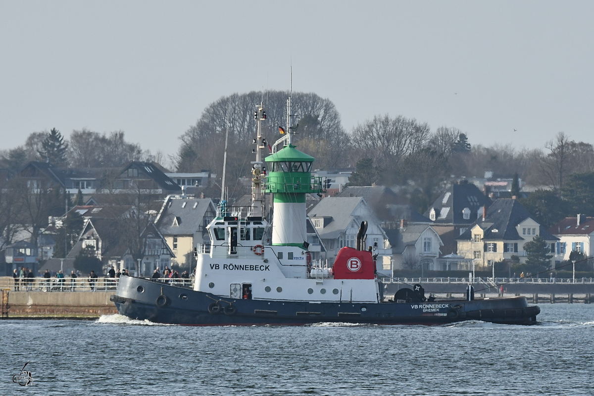 Der Schlepper VB RÖNNEBECK (IMO: 7612620) fährt hier Ende März 2022 am Travemünder Leuchtfeuer vorbei.