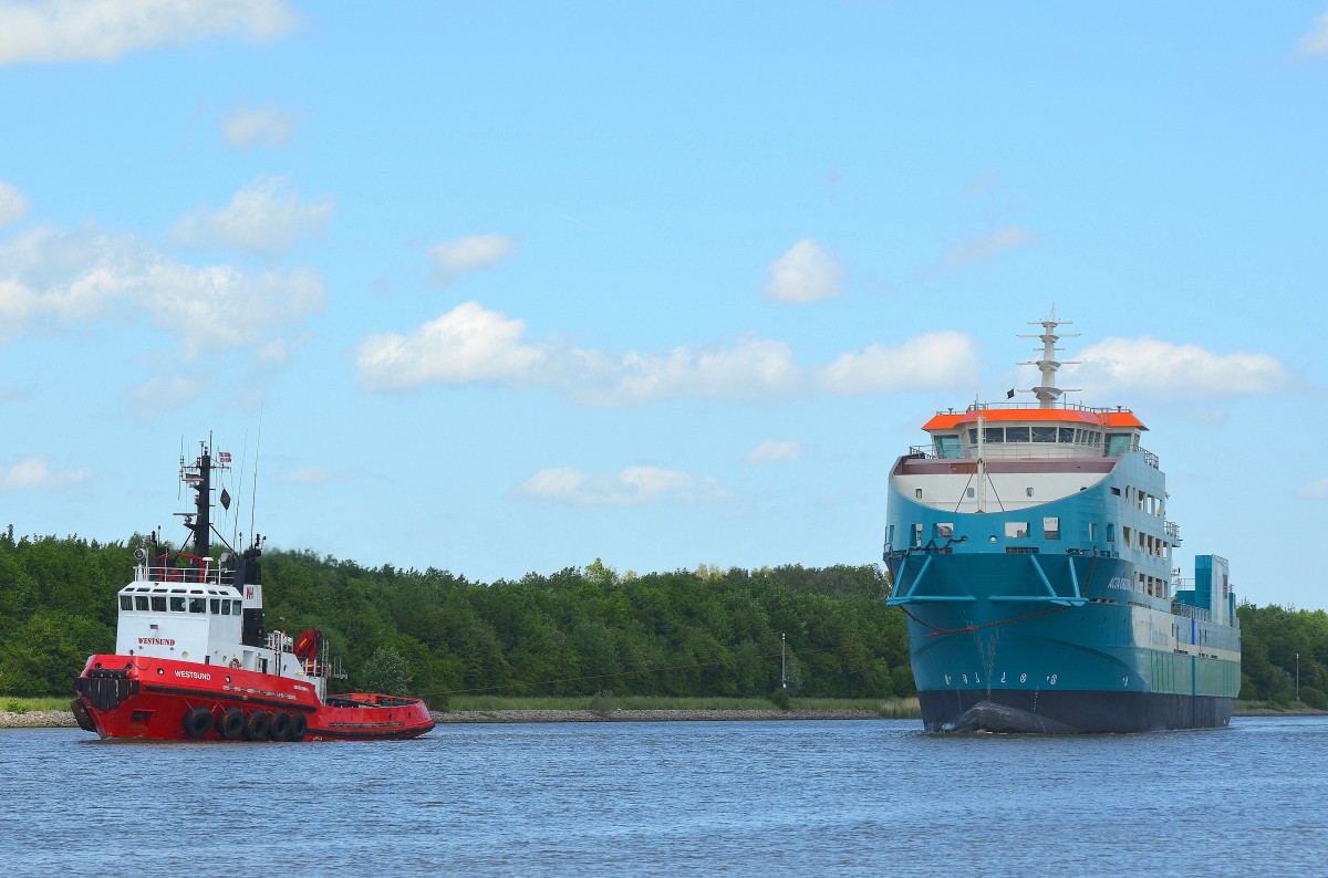 Der Schlepper Westsund IMO-Nummer:7822421 Flagge:Dänemark Länge:33.0m Breite:9.0m Baujahr:1980 Bauwerft:Richards Shipbuilders,Lowestoft Großbritannien am Hagen der Offshore Neubau Acta Orion IMO-Nummer:9750268 Flagge:Niederlande Länge:108.0m Breite:24.0m am 06.06.15 im Nord-Ostsee-Kanal an der Weiche Fischerhütte.