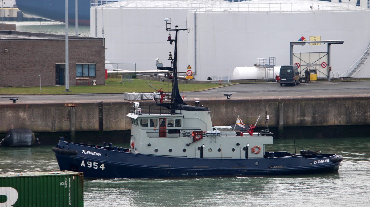 Der Schlepper Zeemeeuw am 22.04.2014 im Hafen von Zeebrugge.