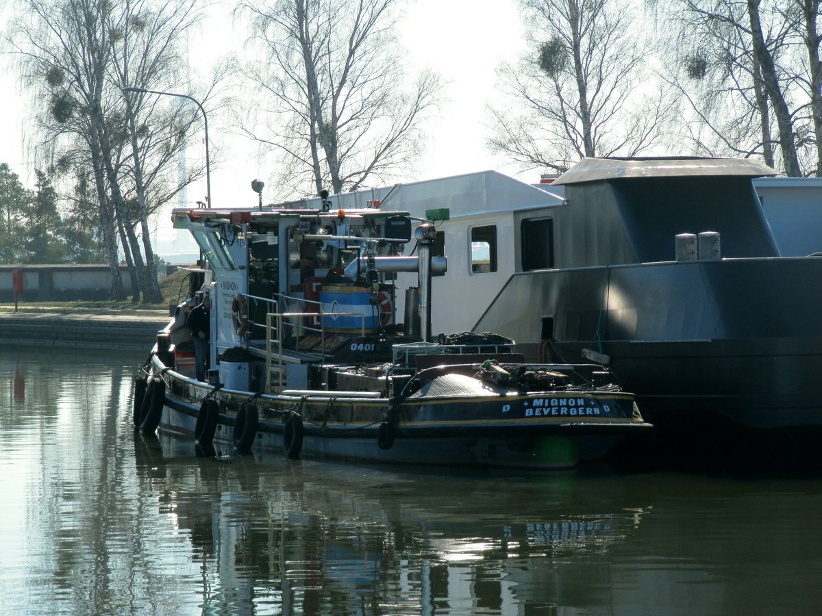 Der Schubschlepper Mignon (04018370 , 21 x 5m) lag am 27.02.2019 neben  seinem Kasko-Transport  , dem Push-Boot-Otto - einem neuem Schubboot, im Oberwasser des Schiffshebewerkes Rothensee.