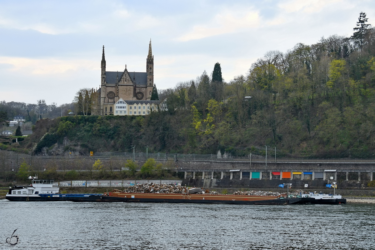 Der Schubverband AIYANNA (ENI: 02324796) ist hier Anfang April 2021 auf dem Rhein bei Unkel zu sehen.