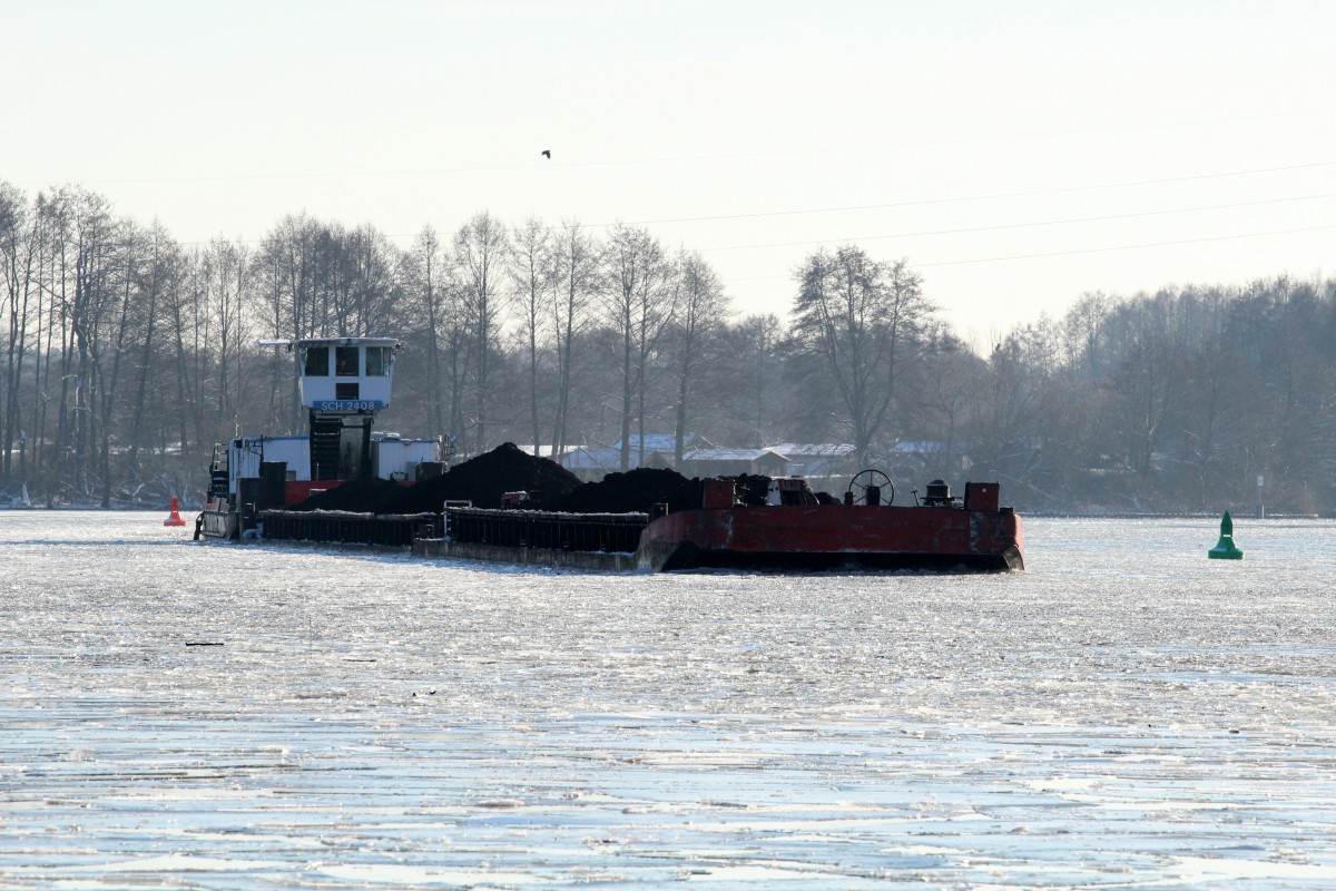 Der Schubverband der Deutschen Binnenreederei mit SB SCH 2408 (05602690) veränderte am 19.01.2016 seine Fahrtrichtung auf der Dahme bei Niederlehme / Wildau nach Backbord und folgte dem Fluß Richtung Berlin.