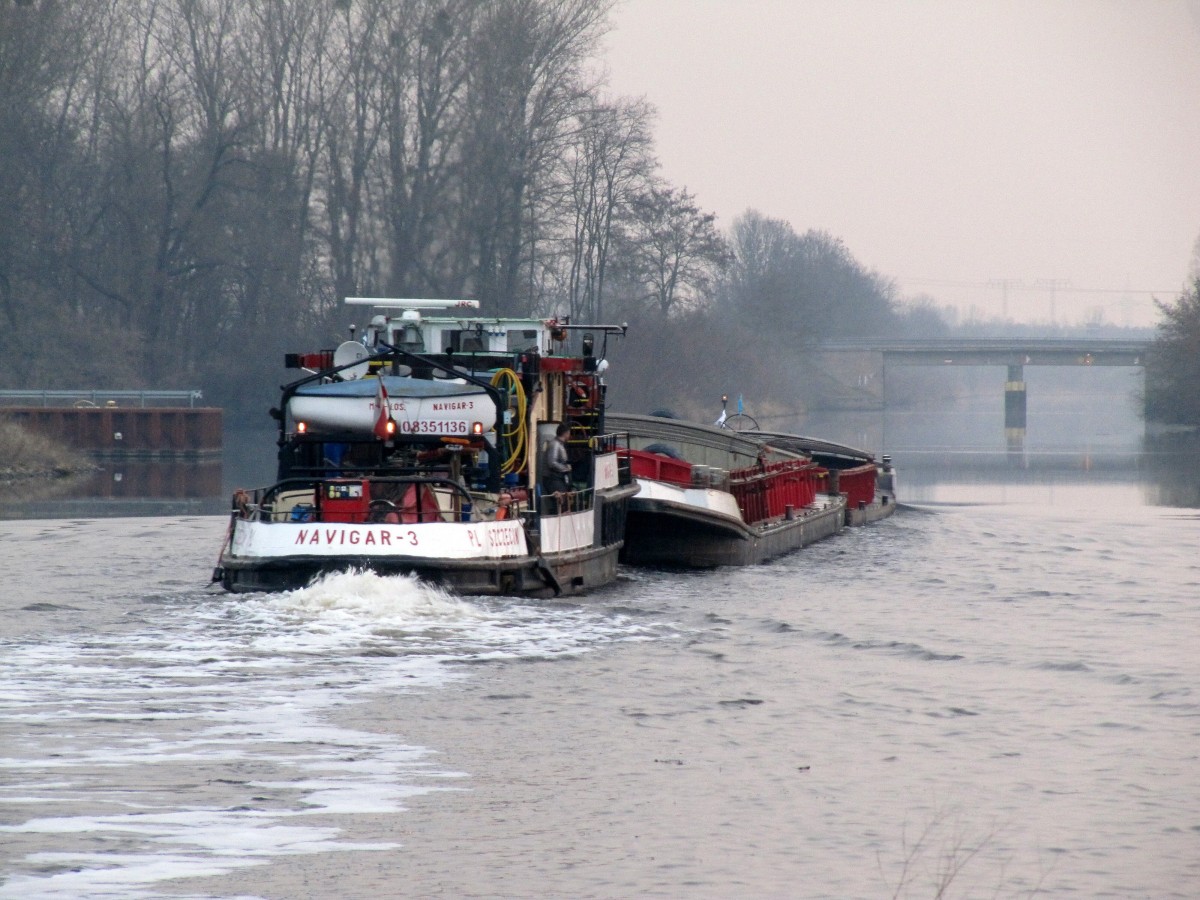 Der Schubverband mit SB Navigar-3 (08351136) steuert auf seiner Bergfahrt im Havelkanal bei Wustermark die Strassenbrücke der L202 am 27.02.2014 an.