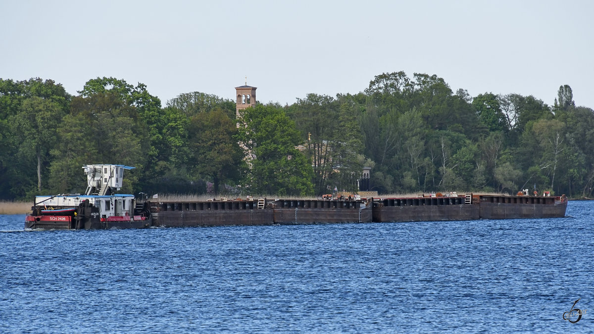 Der Schubverband mit SCH 2426 (05603890) Ende April 2018 auf der Havel am südlichen Rand von Berlin.