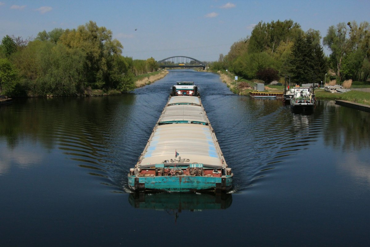 Der Schubverband mit Schubboot Edda (05609510 , 25,66 x 8,19m) und drei je 32,5m langen Leichtern befuhr am 27.04.2020 den Havelkanal bei Dyrotz/Wustermark zu Tal.