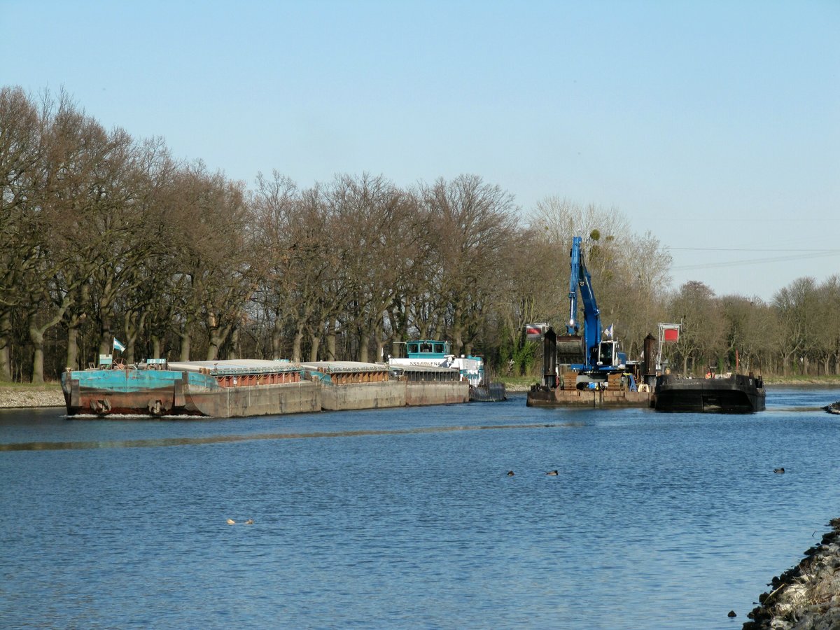 Der Schubverband mit Schubboot SSS Edlena (05502240) passierte am 23.03.2020 eine Wasserbaustelle im Sacrow-Paretzer-Kanal / UHW Höhe Schlänitzsee / km 27 zu Tal. Gesamtlänge des Verbandes : 121,15m - ohne Bugstrahlruder !