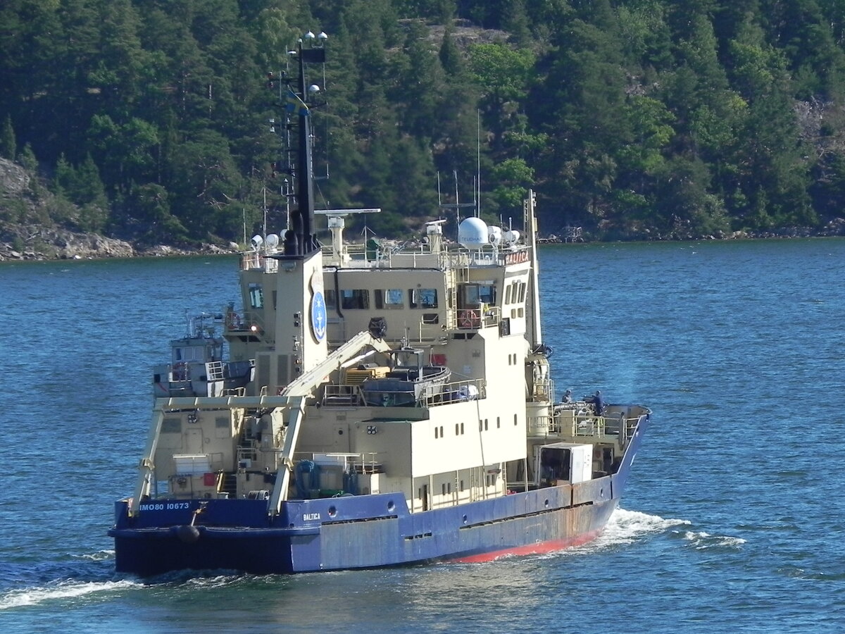 Der schwedische Tonnenleger  Baltica , 856 BRZ (IMO-Nr.: 8010673) am 03.07.2017 im Schärengarten vor Stockholm.