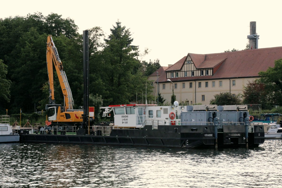 Der Schwimmgreifer/-bagger  KRABBE (05042940 , 36,40 x 9,60m) lag am 18.07.2020 in Genthin / Elbe-Havel-Kanal. 