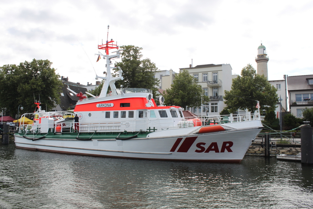 Der Seenotkreuzer Arkona mit dem Tochterboot Casper in Warnemnde am alten Strom.04.07.2017