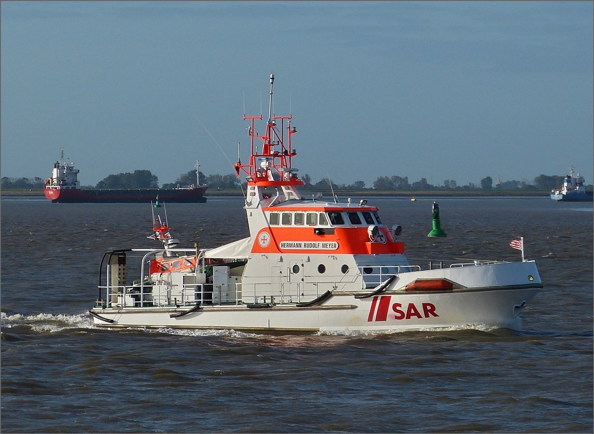 Der Seenotkreuzer HERMANN RUDOLF MEYER hat vor kurzem den Geesterhafen beim Lotsenhaus verlassen und fhrt ber die Weser Flussabwrts an Bremerhaven vorbei. 19.09.2019