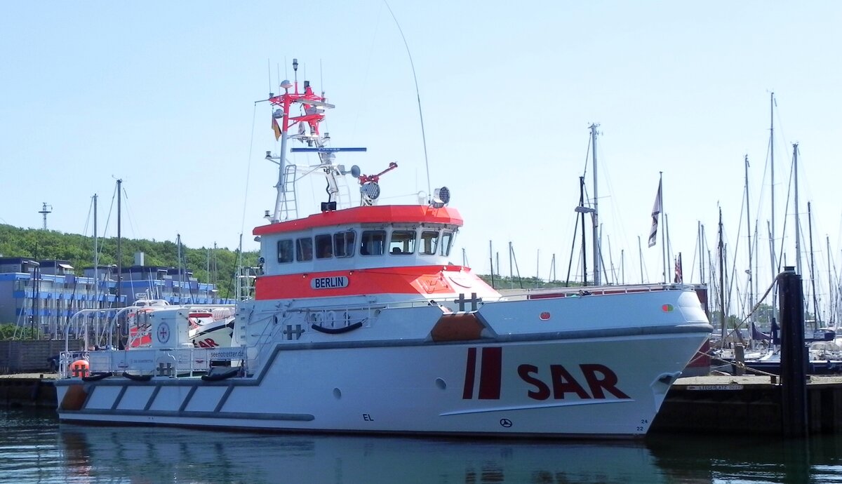 Der Seenotrettungskreuzer  BERLIN  ist ein Schiff der 27,5-Meter-Klasse. Er ist seit dem 29. Mai 1985 im Einsatz und wurde auf der Lürssen-Werft in Bremen-Vegesack gebaut. Aufgenommen am 25.05.23.