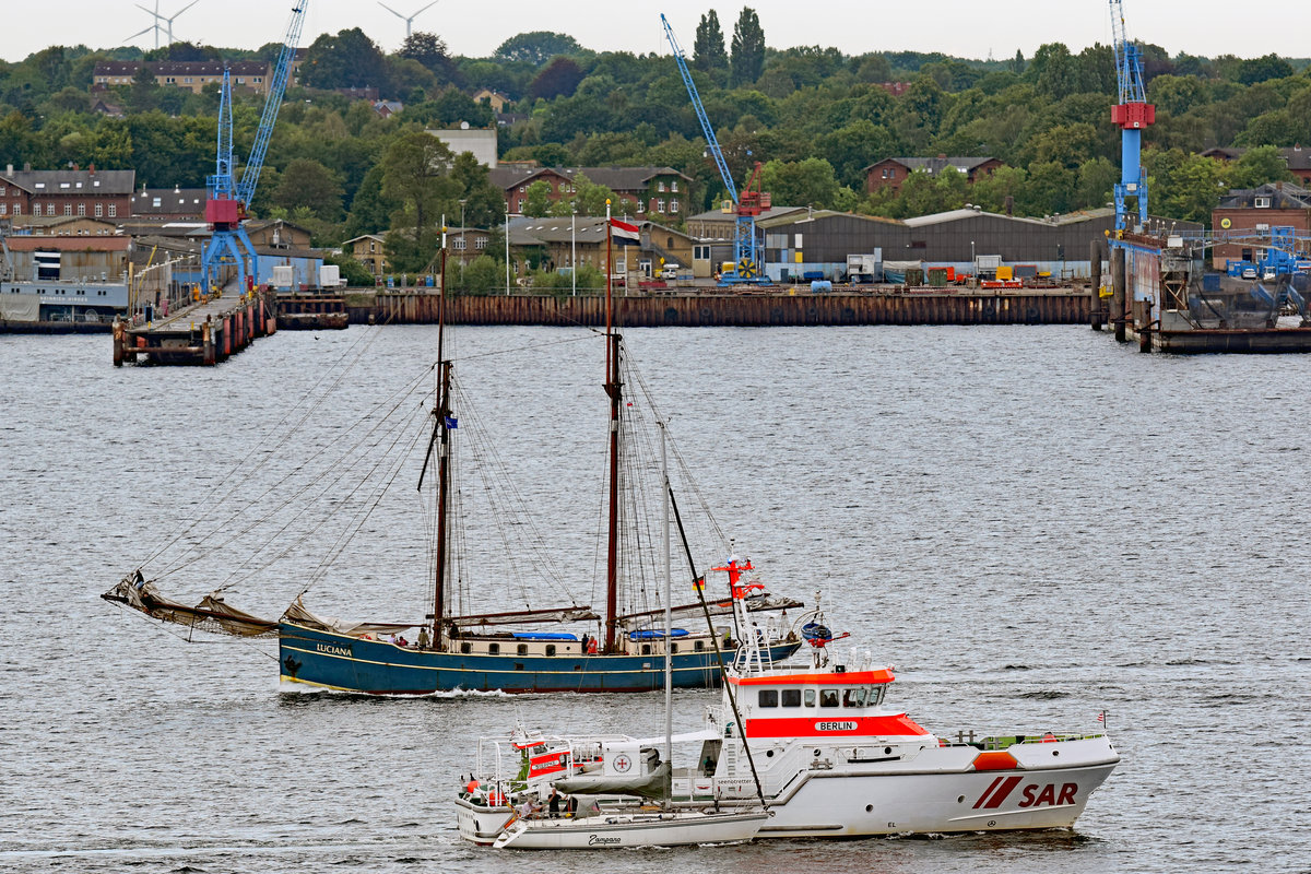 Der Seenotrettungskreuzer BERLIN hat längsseits ein Segelboot im Schlepp. Kieler Förde, 21.08.2020.
Im Bild ist auch der Segler LUCIANA zu sehen. Er wurde 1916 als Herringslogger in den Niederlanden gebaut / Flagge Niederlande / IMO 5185881 