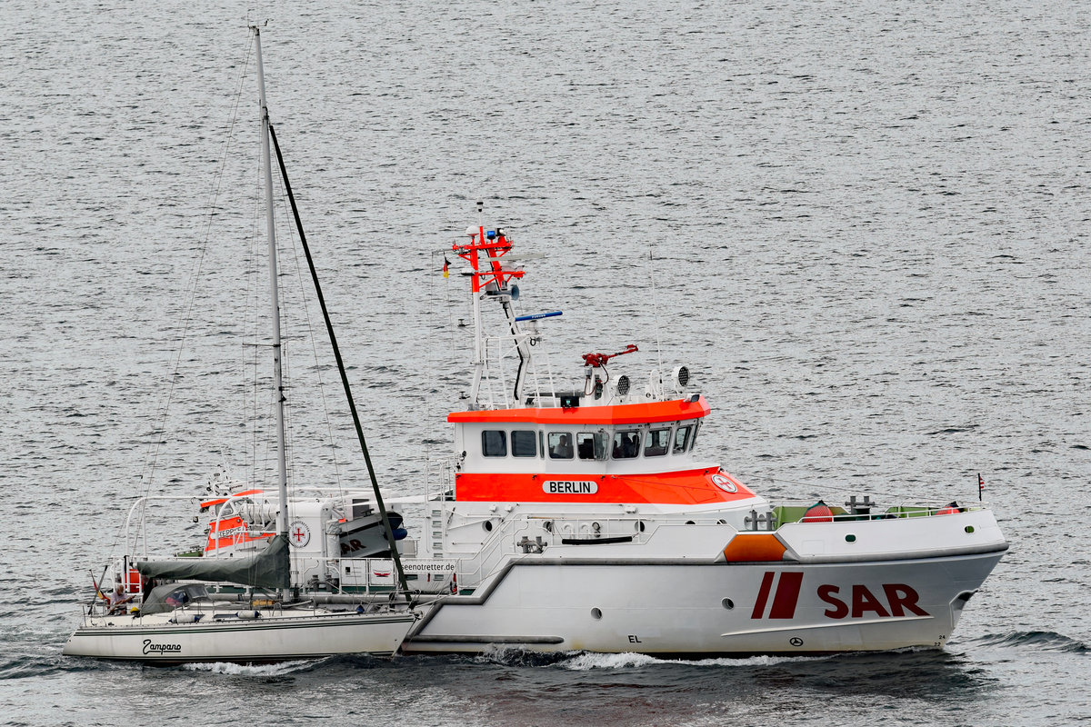 Der Seenotrettungskreuzer BERLIN hat längsseits ein Segelboot im Schlepp. Kieler Förde, 21.08.2020 