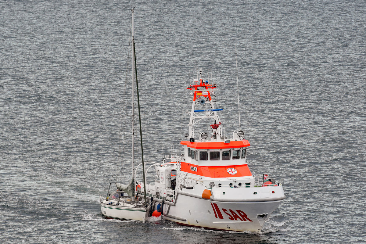 Der Seenotrettungskreuzer BERLIN hat längsseits ein Segelboot im Schlepp. Kieler Förde, 21.08.2020 