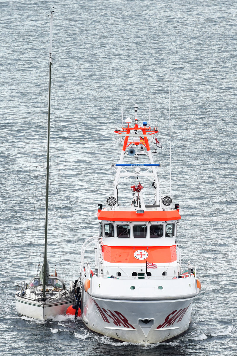 Der Seenotrettungskreuzer BERLIN hat längsseits ein Segelboot im Schlepp. Kieler Förde, 21.08.2020 