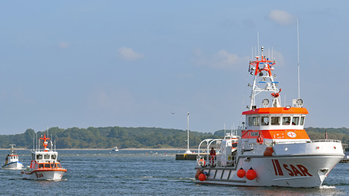 Der Seenotrettungskreuzer FELIX SAND und das ihm folgende Seenotrettungsboot ERICH KOSCHUBS am 4.9.2021 im Hafen von Lübeck-Travemünde. FELIX SAND ist erst vor wenigen Tagen, am 28.8.2021, getauft worden. FELIX SAND und Tochterboot SAPHIR entstanden auf der Werft Fr. Fassmer in Berne/Unterweser. Nach rund anderthalbjähriger Bauzeit wurden die Fahrzeuge Ende Januar 2021 unter den internen Bezeichnungen SK 41 und TB 45 abgeliefert. Seither hat der Neubau (Station Grömitz) bereits zahlreiche Einsätze gefahren. Erst vor knapp zwei Wochen retteten die Seenotretter mit SK 41 eine sechsköpfige Familie, darunter zwei kleine Kinder, aus akuter Seenot. 